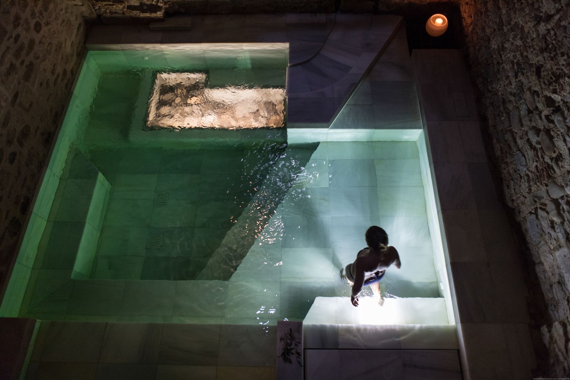 Dona entrant als banys termals d'Aqva, a Girona.