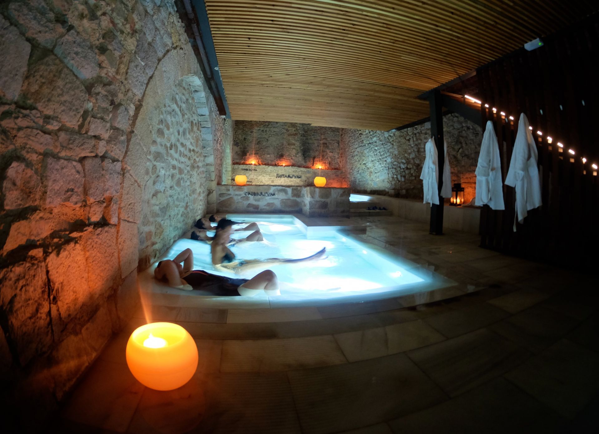 Grup de persones en els banys termals de Girona.