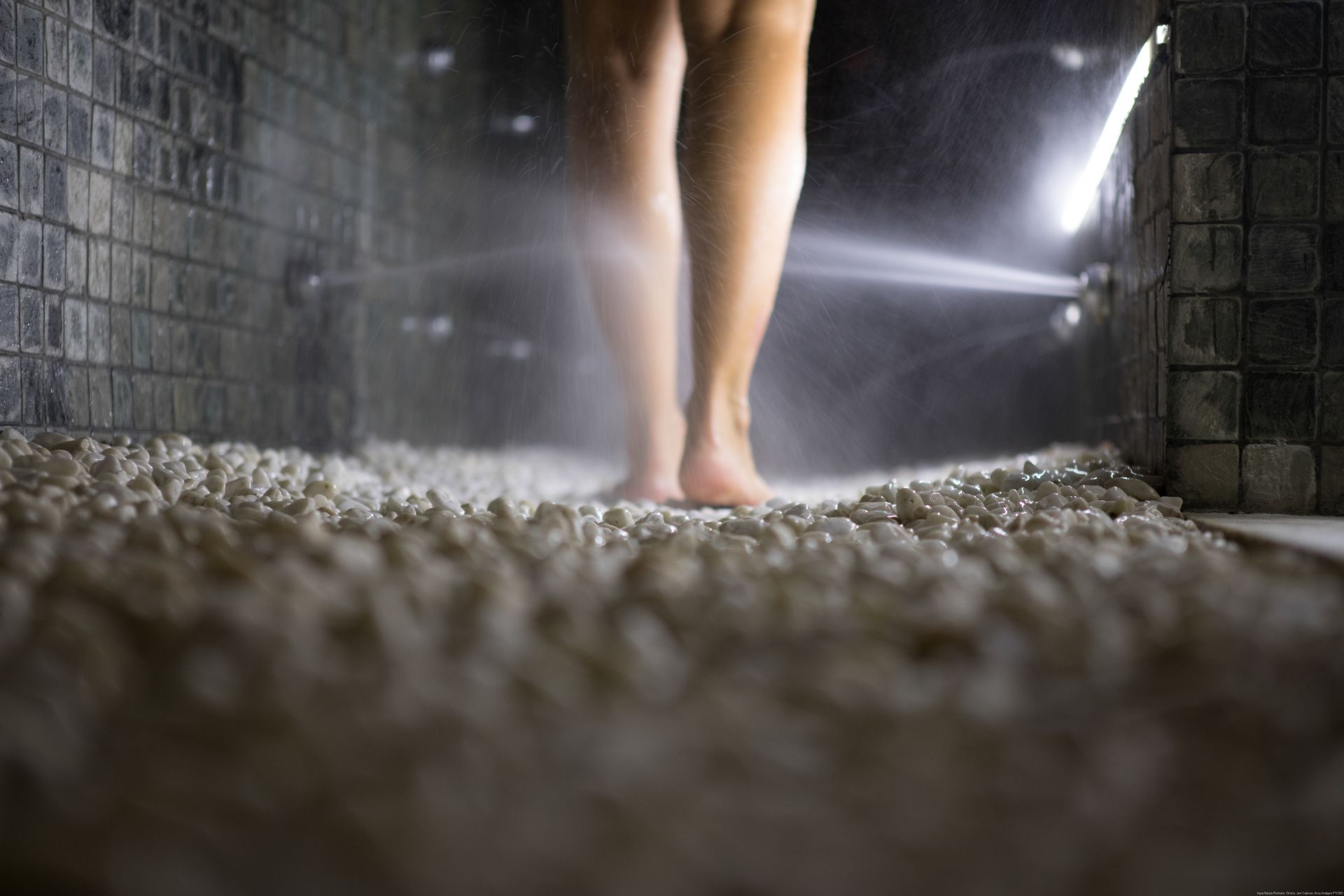 Detall de peus a bany termal.